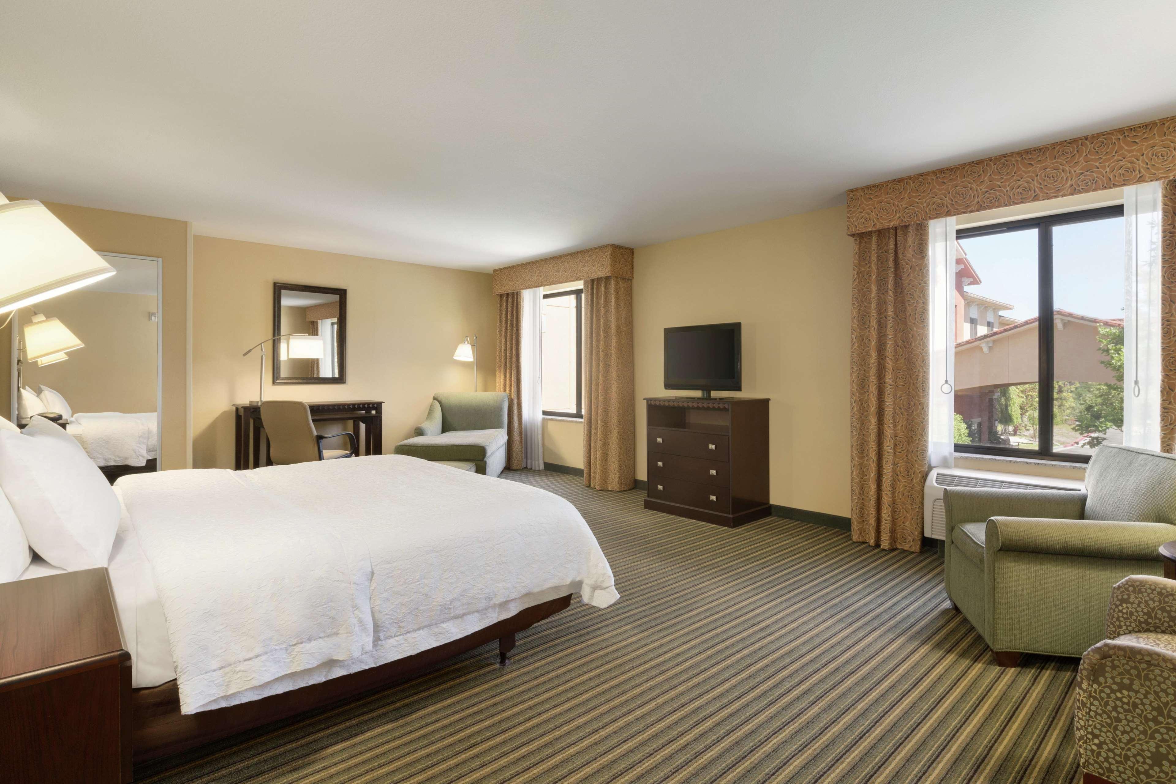 Hampton Inn & Suites Thousand Oaks Exterior photo