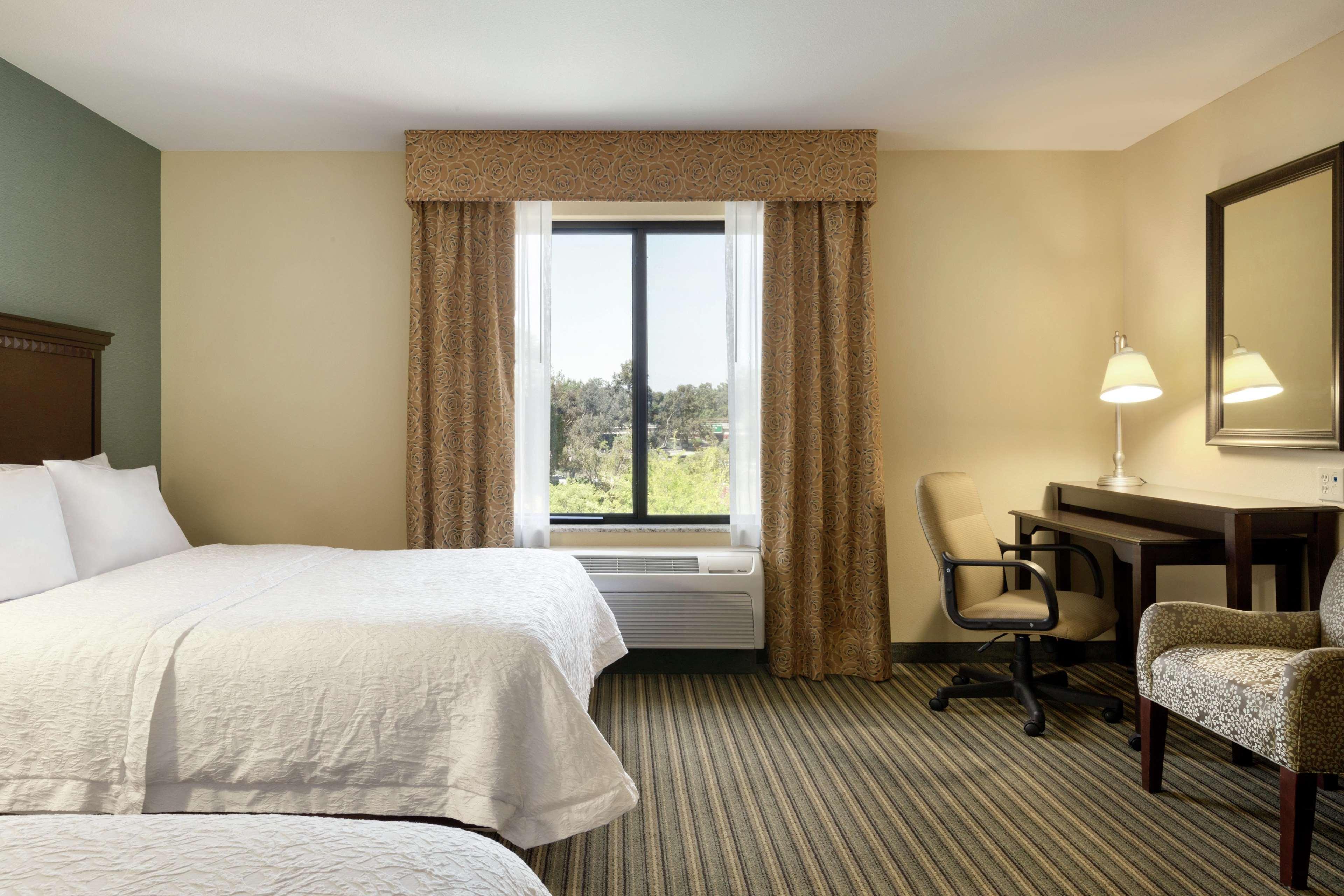 Hampton Inn & Suites Thousand Oaks Exterior photo
