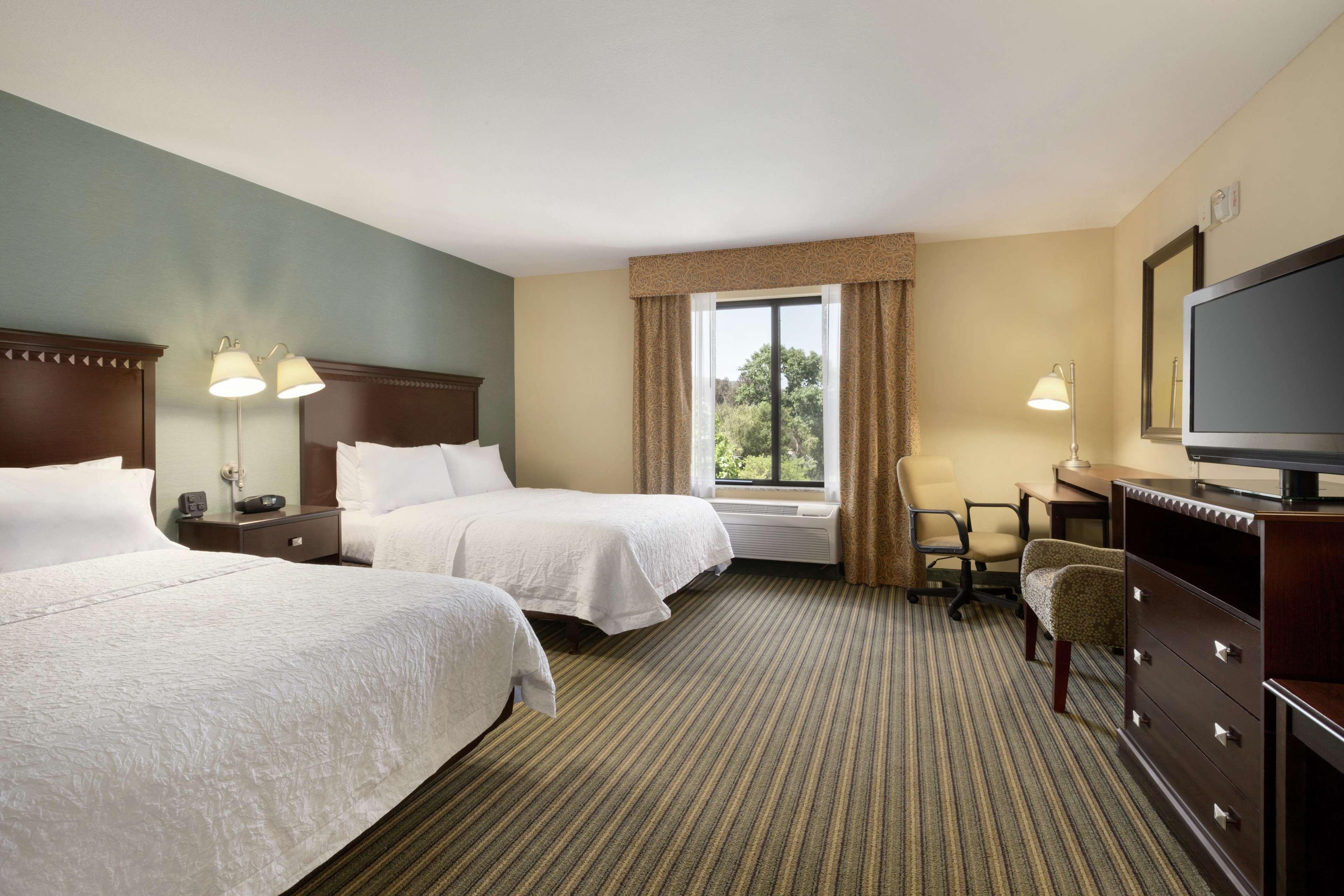 Hampton Inn & Suites Thousand Oaks Exterior photo