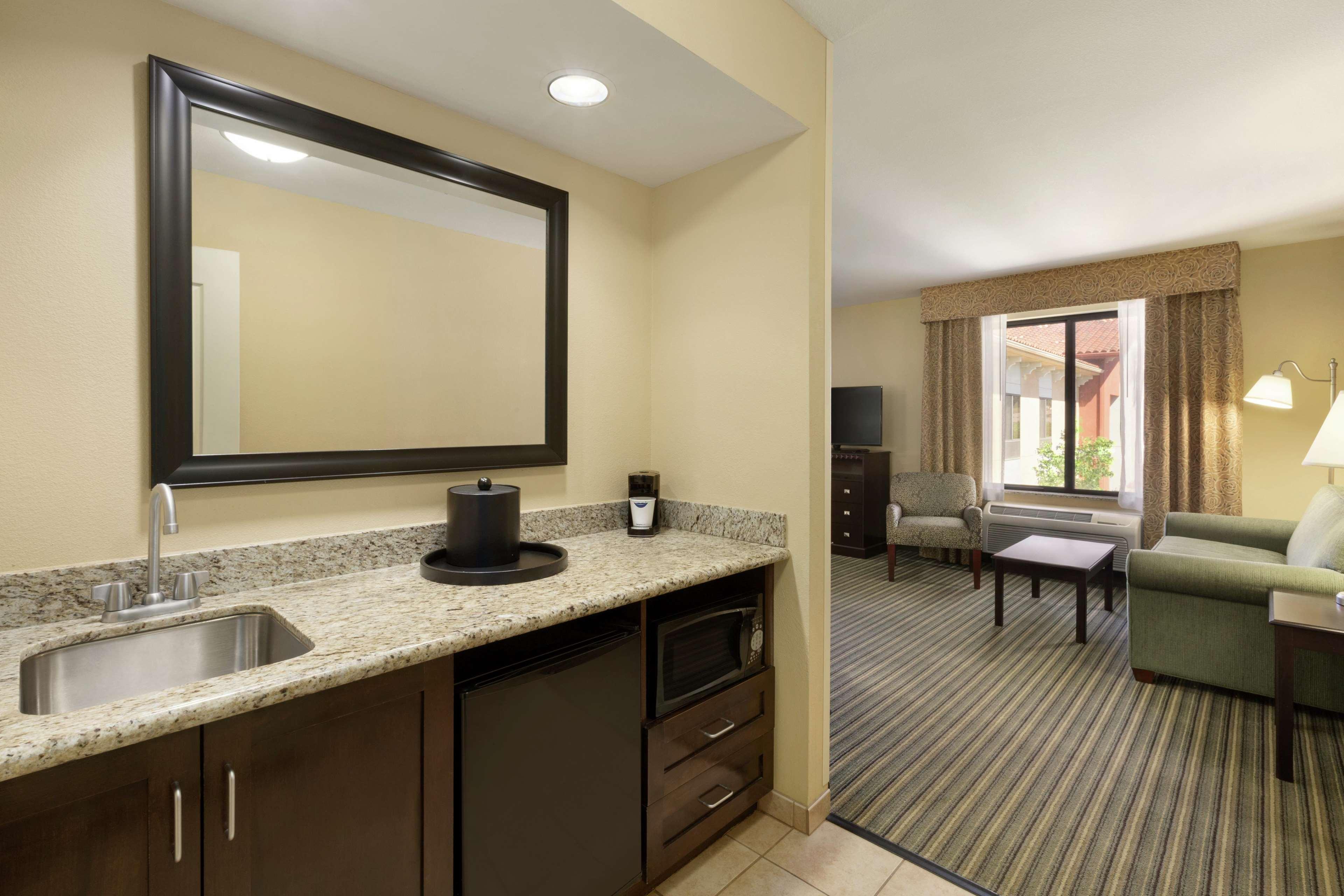 Hampton Inn & Suites Thousand Oaks Exterior photo